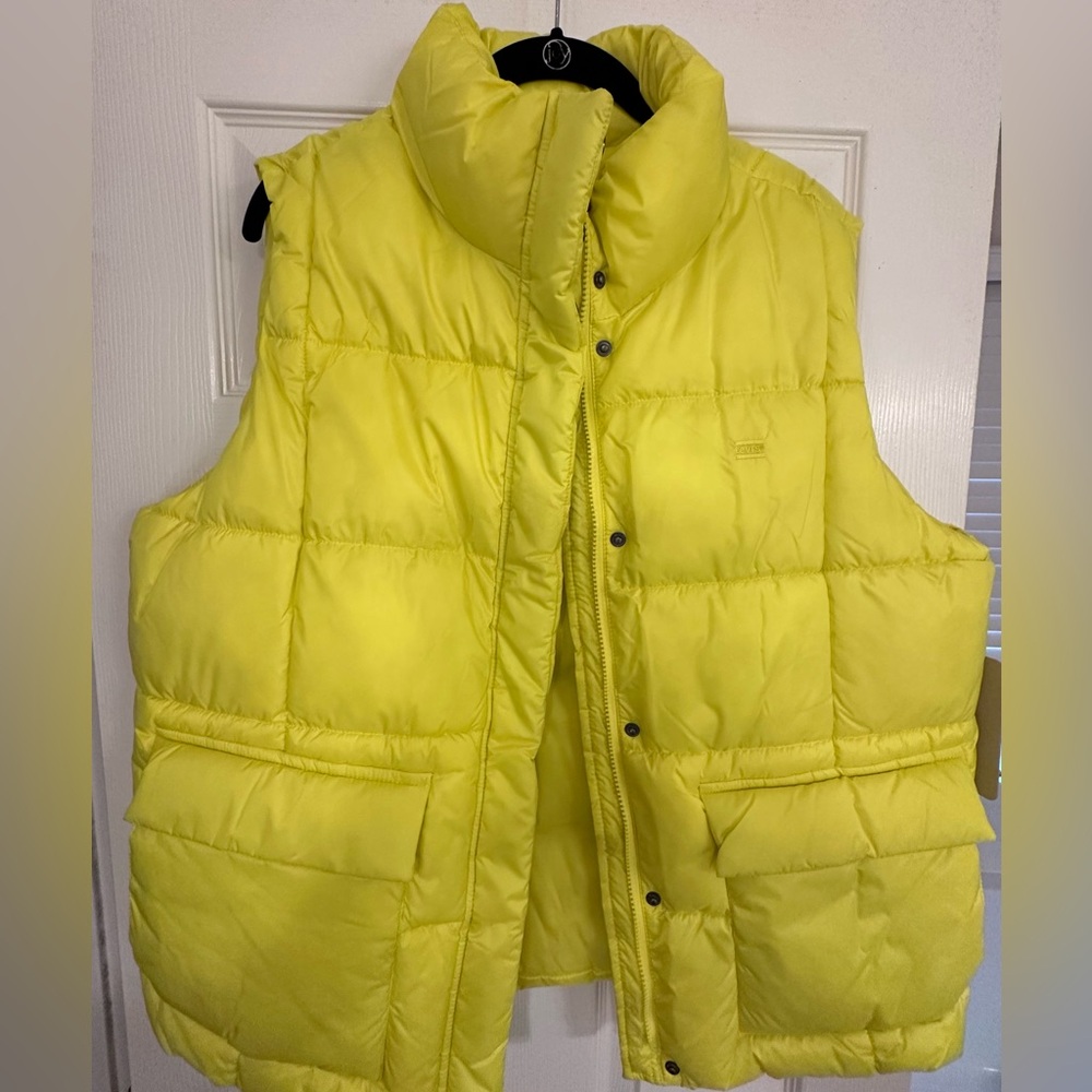Levi’s Womens Sporty Box Quilted Puffer Vest in Acidic Lemn size XL NWT